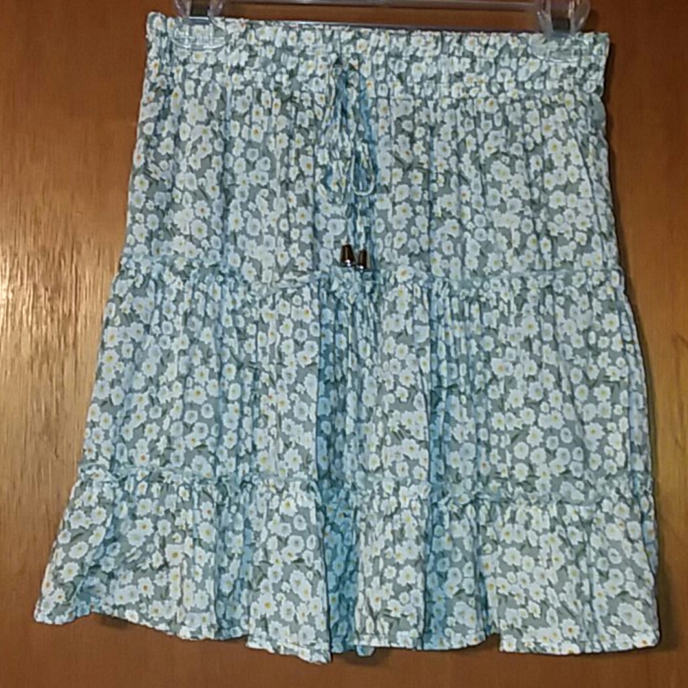 NWOT Floral flowy skirt size M